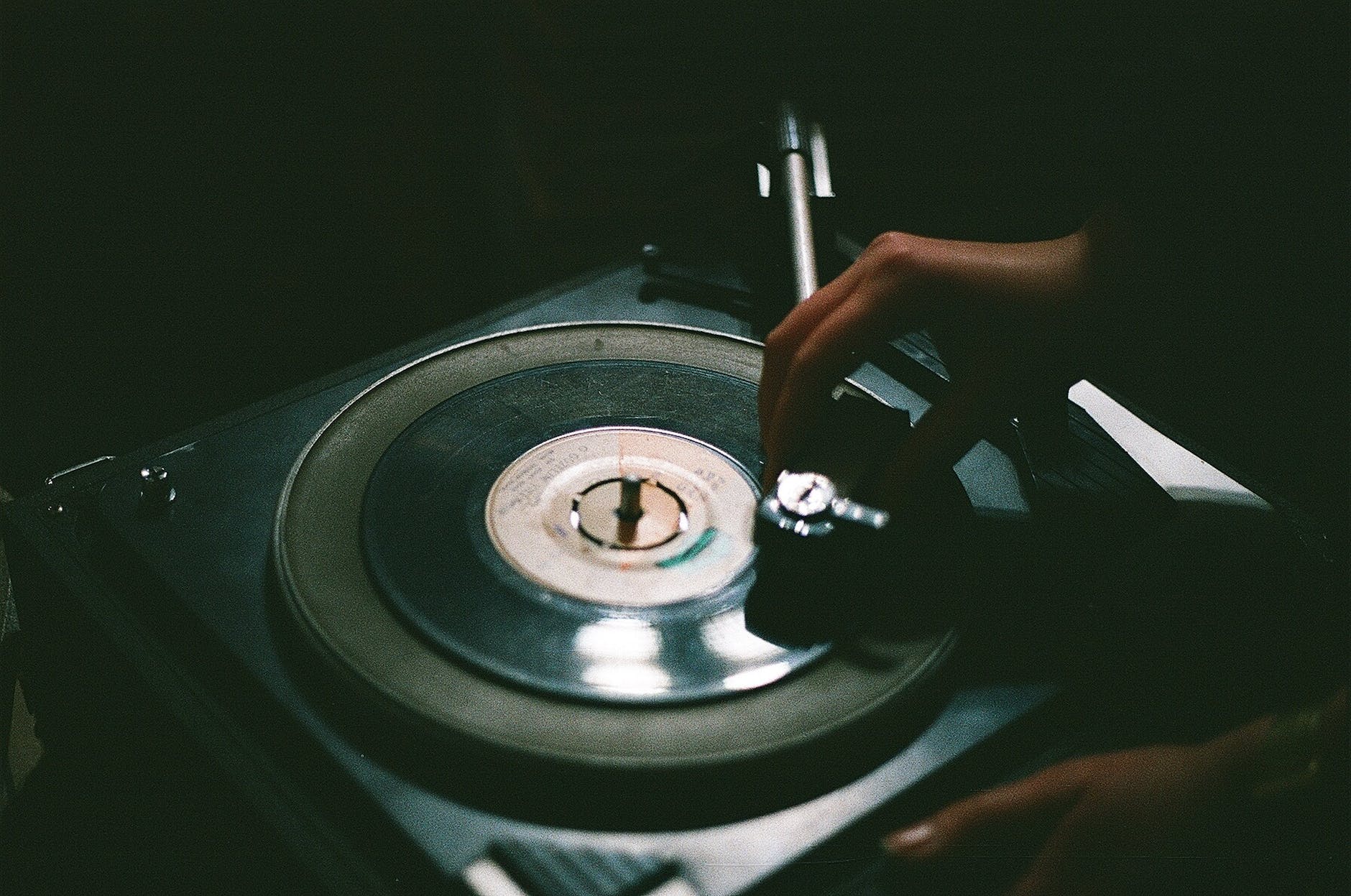 close up photo of vinyl record player